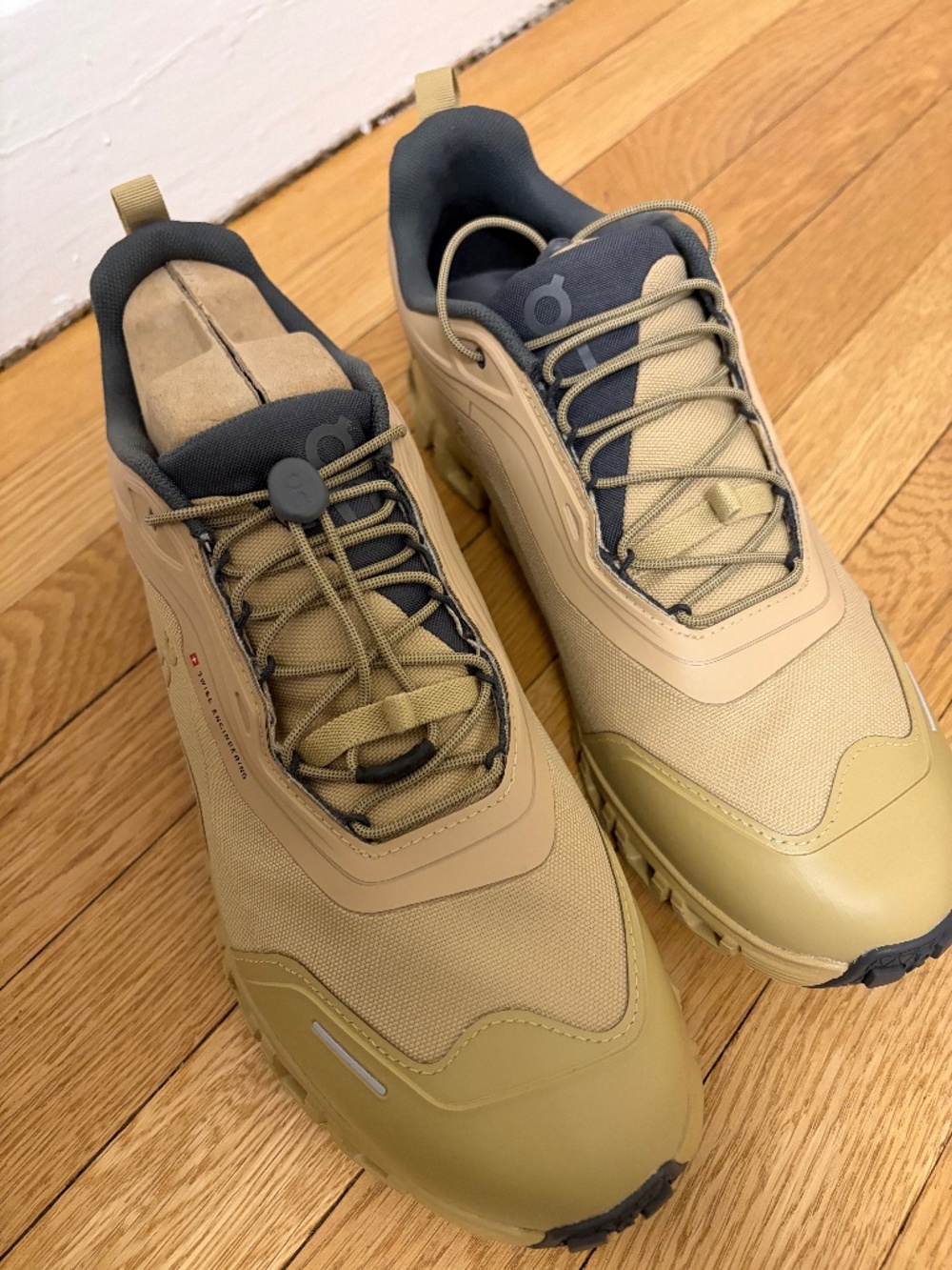 On cloud men sneakers